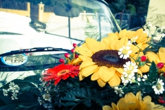 Fiori sull'auto da matrimonio
