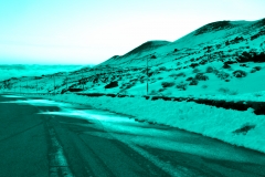 azzurro su strada di montagna